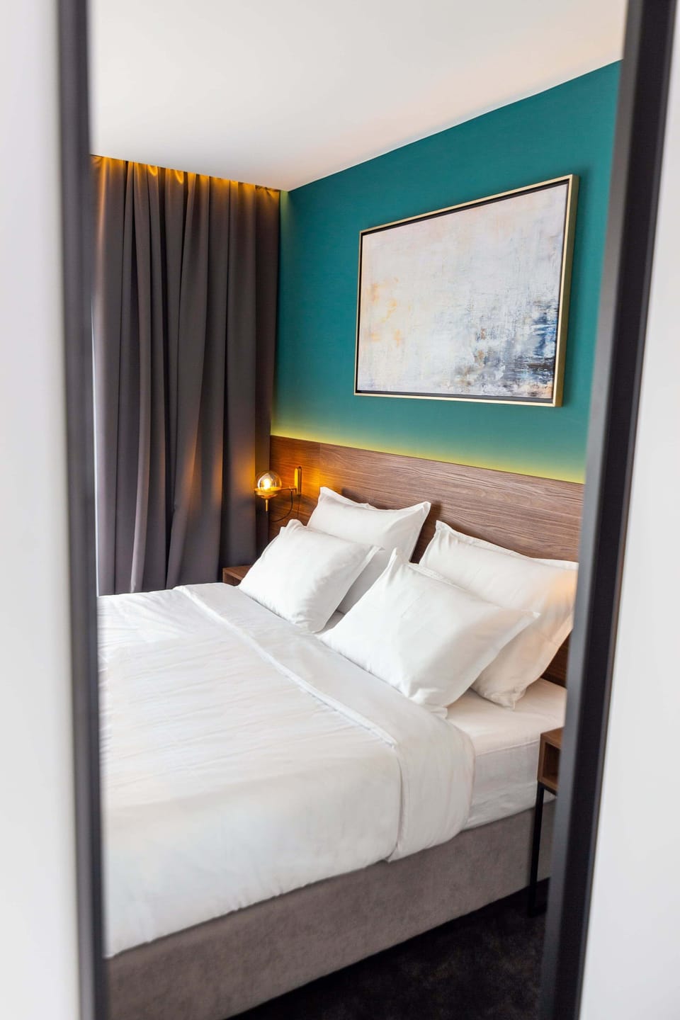 Hypo-allergenic bedding, minibar, desk, laptop workspace