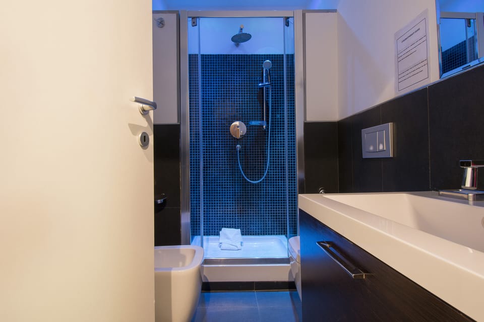 Shower, rainfall showerhead, free toiletries, hair dryer