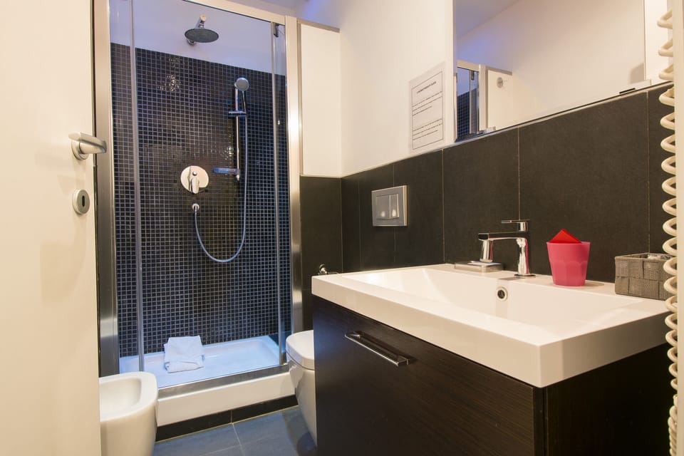Shower, rainfall showerhead, free toiletries, hair dryer