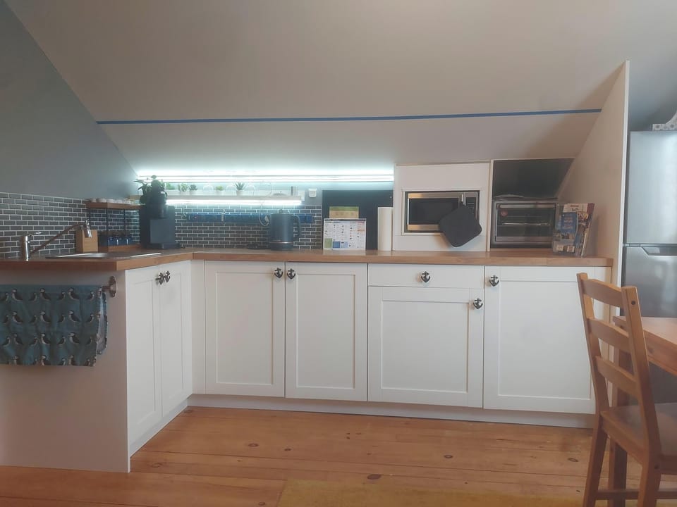 Sink, Coffee, Kettle, Toaster, Fridge/freezer, Microwave, Toaster oven, 1 x hob