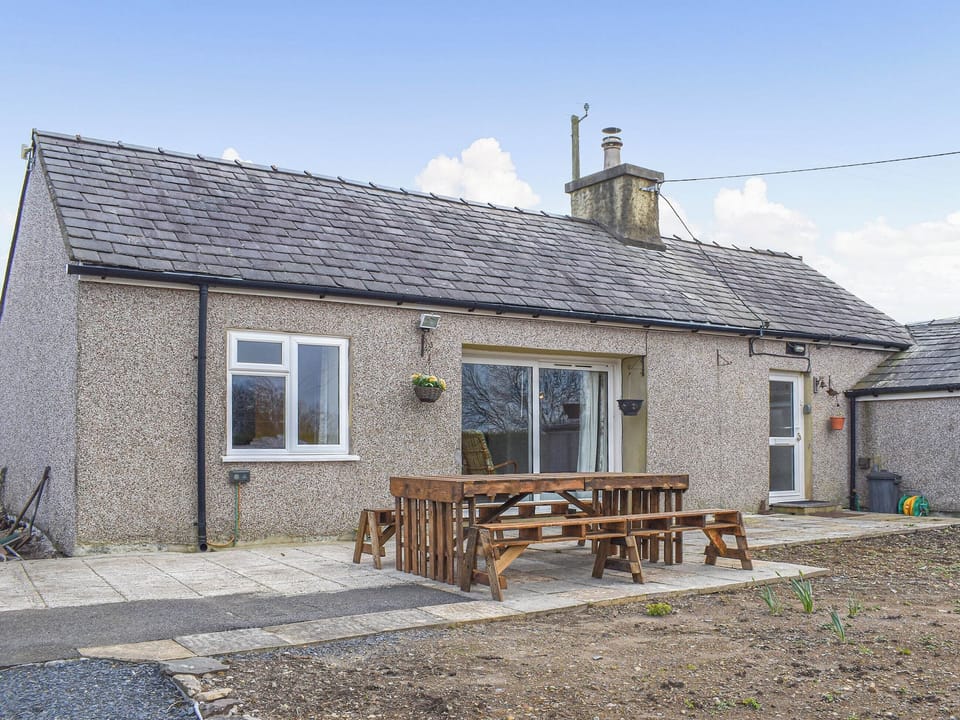 Exterior | Tyn Y Maen, Llanddeiniolen, near Bangor
