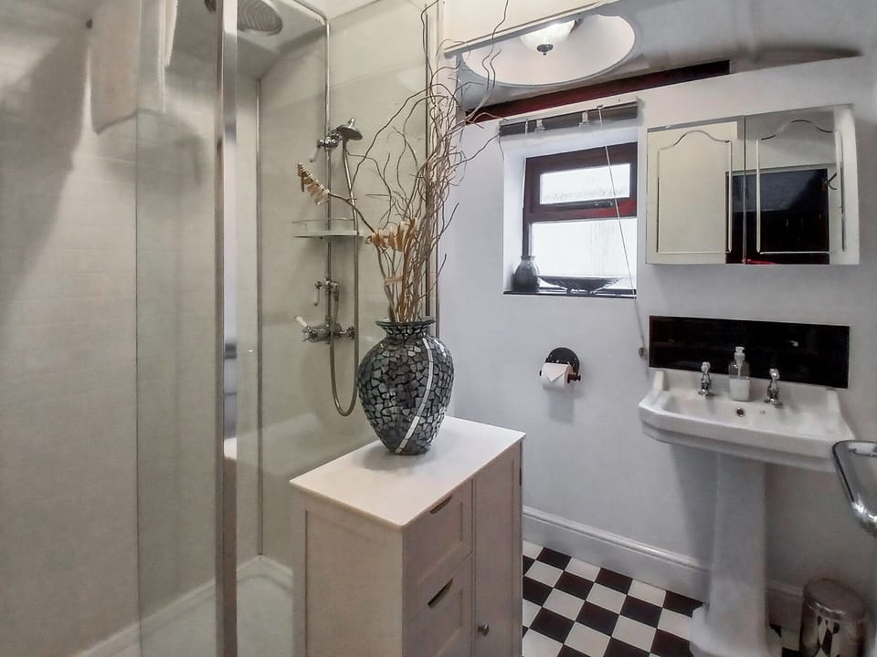 Shower room | ByewaysRailway Carriage, Selsey