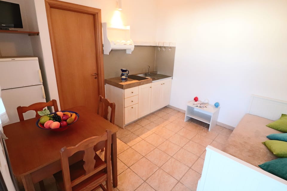 Bungalow, 1 Bedroom, Patio, Garden View | Interior