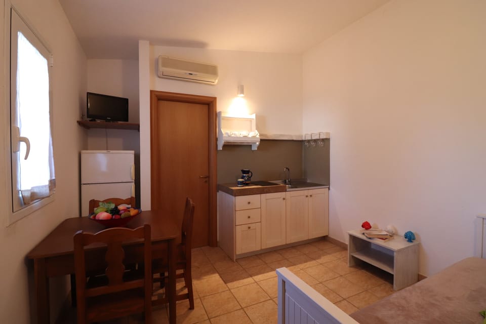 Bungalow, 1 Bedroom, Patio, Garden View | Interior