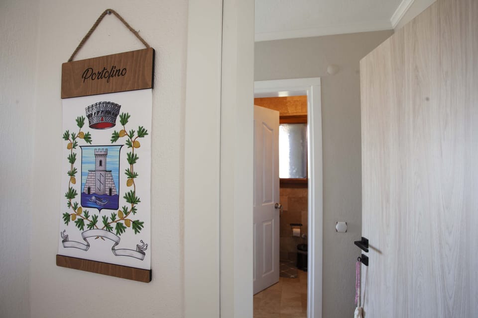 Deluxe Room, Sea View | Minibar, in-room safe, individually decorated, individually furnished
