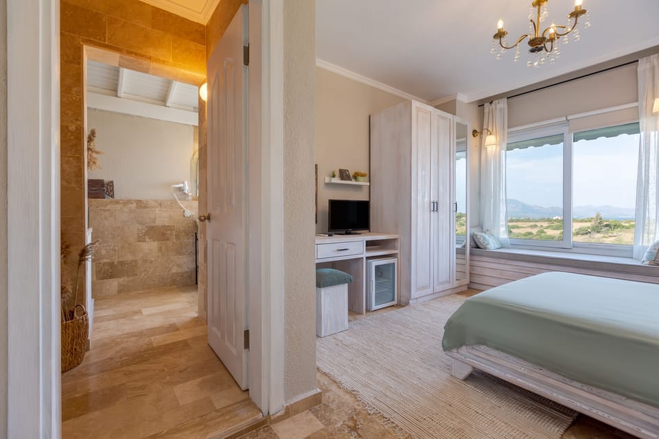 Deluxe Room, Jetted Tub, Sea View | Minibar, in-room safe, individually decorated, individually furnished