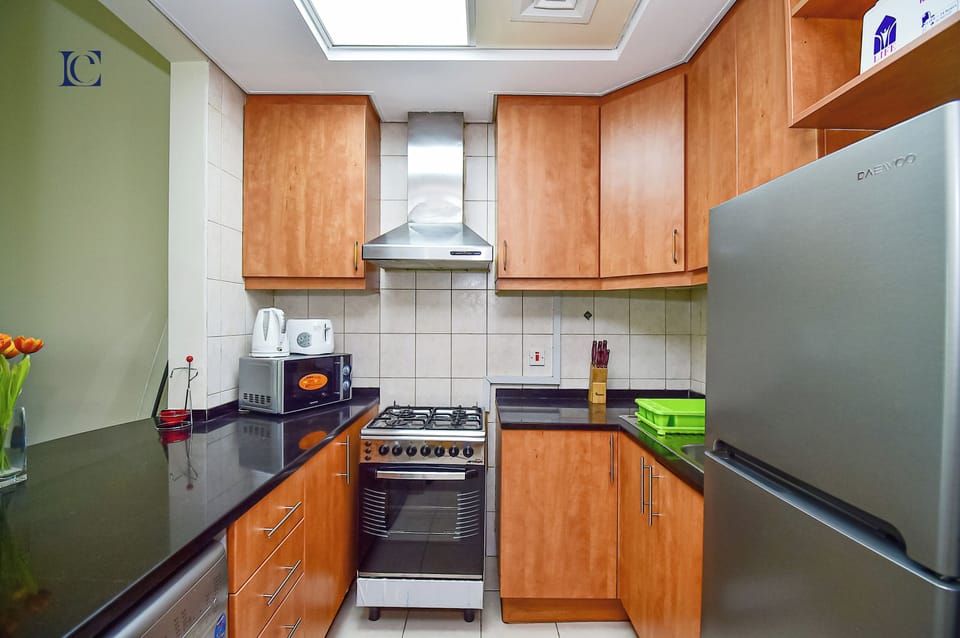 Standard Studio, 1 Queen Bed | Private kitchenette | Full-size fridge, microwave, oven, stovetop