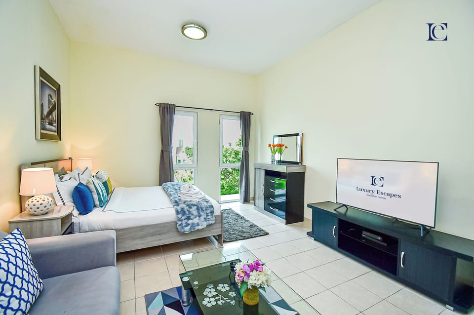 Standard Studio, 1 Queen Bed | Living area | 42-inch Smart TV with cable channels, TV