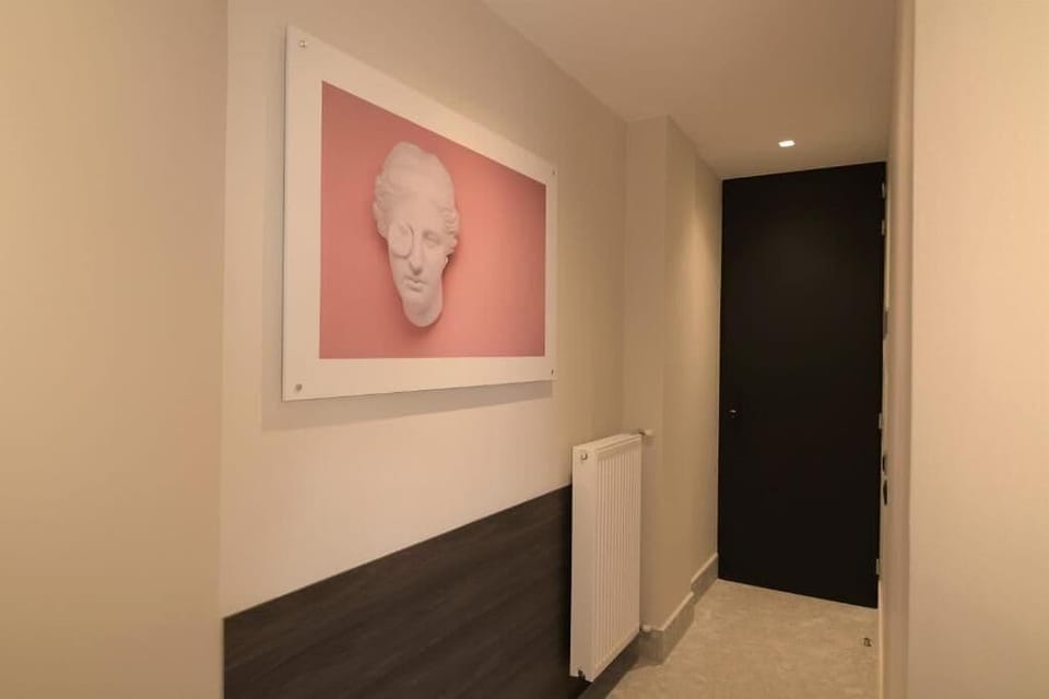 Elite Studio Suite (Erato) | Premium bedding, in-room safe, desk, blackout drapes