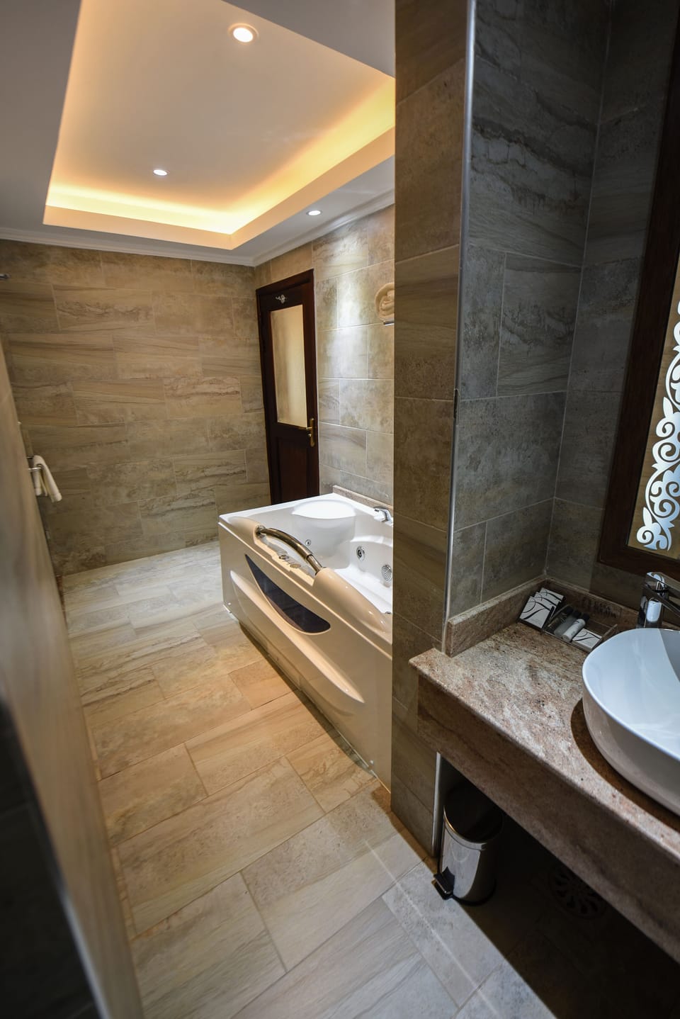 Premium Room | Bathroom | Free toiletries, hair dryer, bathrobes, towels