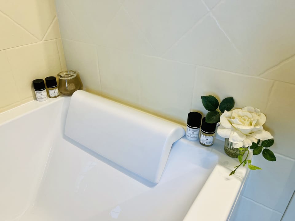 Family Suite | Bathroom | Rainfall showerhead, free toiletries, hair dryer, bidet
