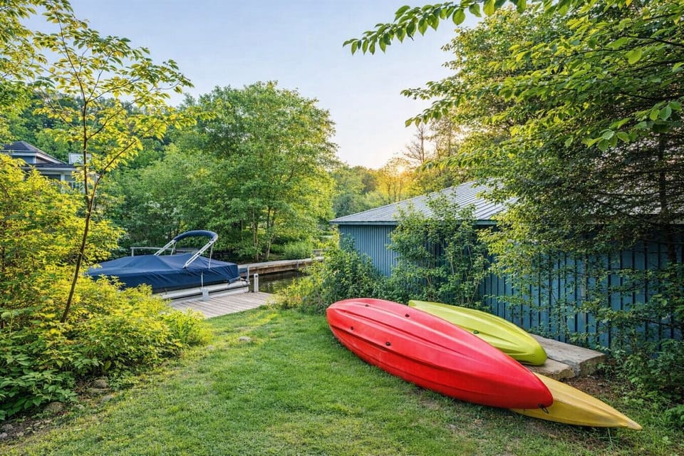 4 Kayaks, 2 paddleboards and 1 chaloupe available for lake adventures.