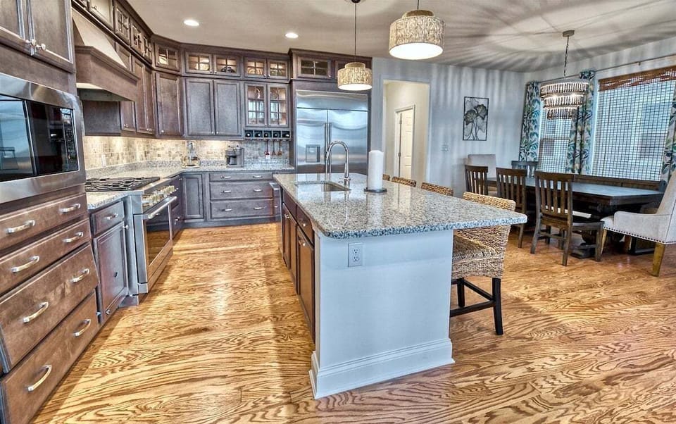 Large Kitchen w/ 4 seaters