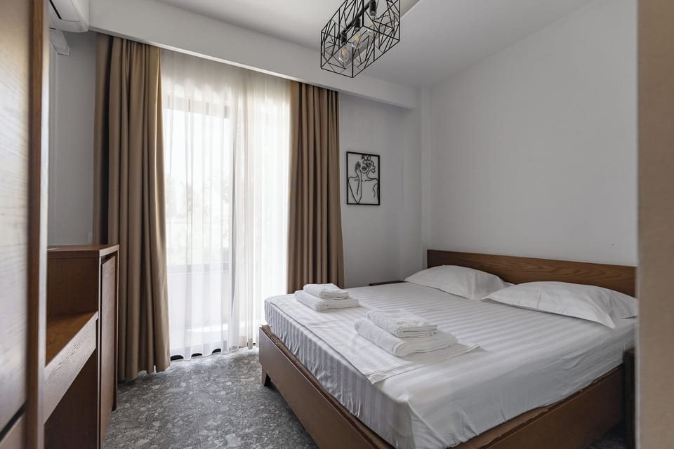 Double Room, Balcony | Desk, WiFi (free), bed sheets