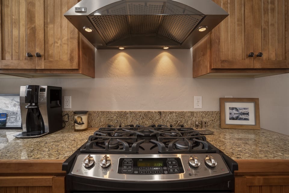 - Stainless gas range with overhead lighting and modern vent hood for easy cooking - Spacious granite prep area is perfect for home style meals or casual snacks - Well lit and ready for everything from breakfast to après ski dinner