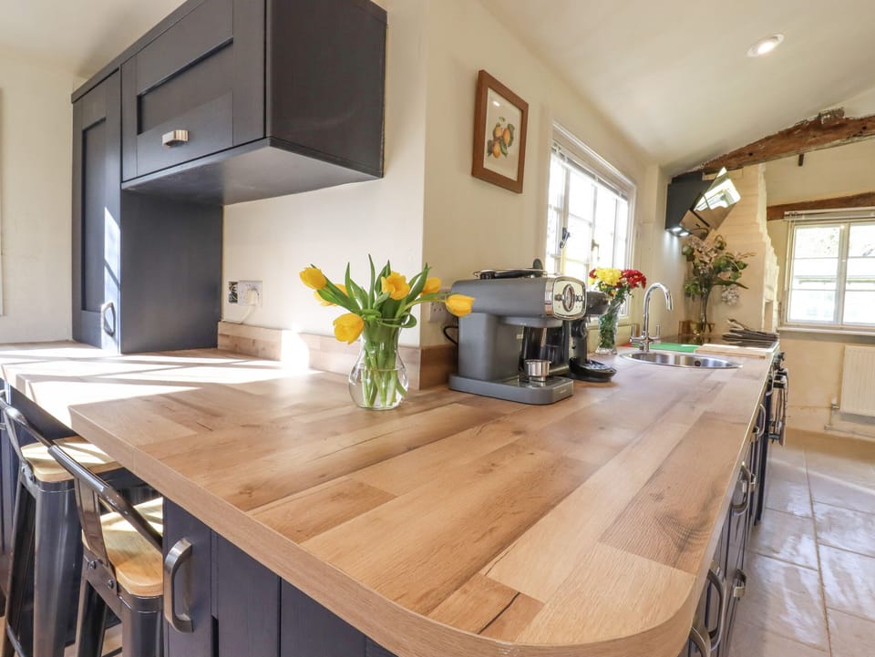Cottage | Private kitchen | Fridge, microwave, dishwasher, electric kettle