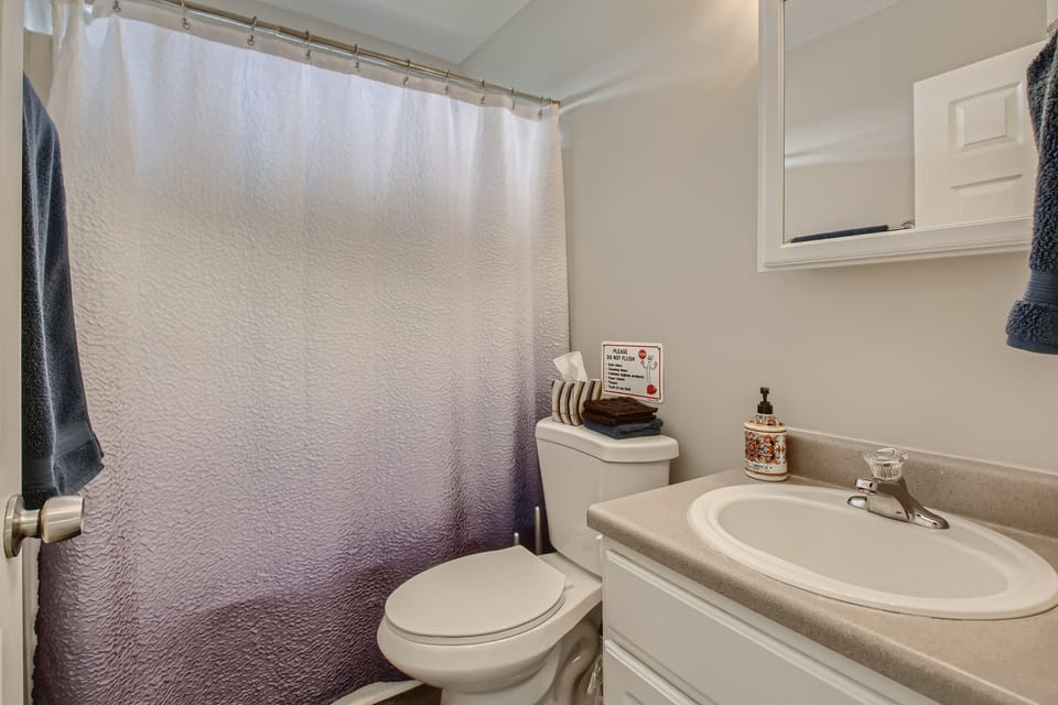 Upstairs guest bathroom with tub/shower combo. 