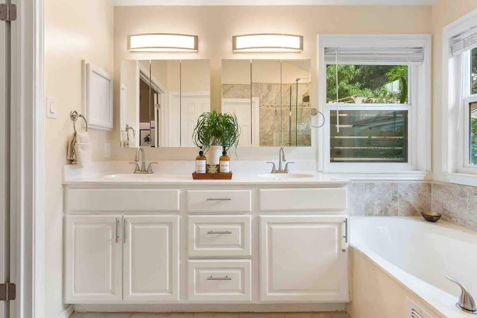 This is the master bathroom. 