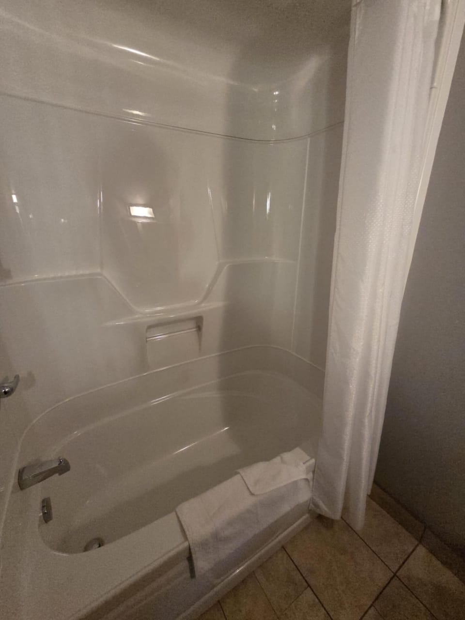 Combined shower/tub, free toiletries, hair dryer, towels
