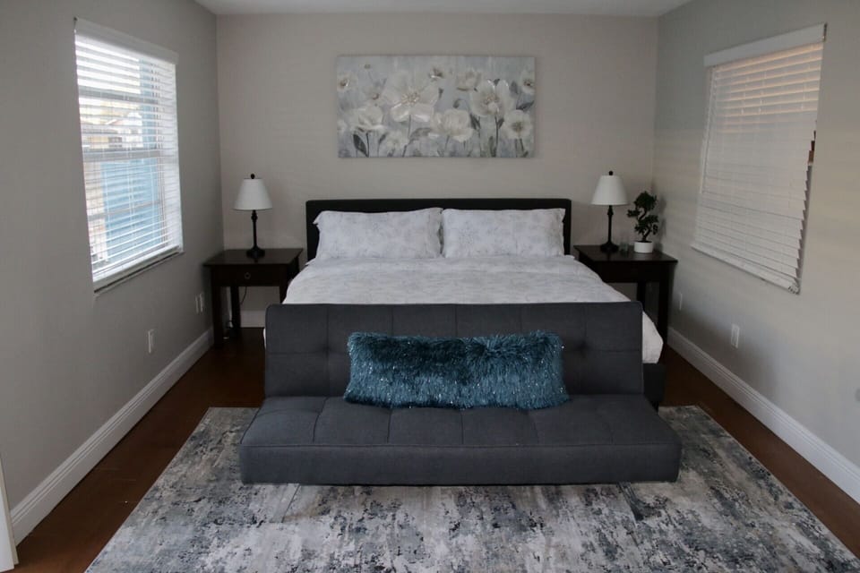 Kind bedroom with additional futon