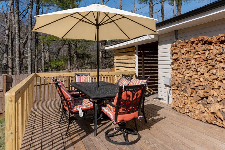 Outdoor Dining | Seats 6