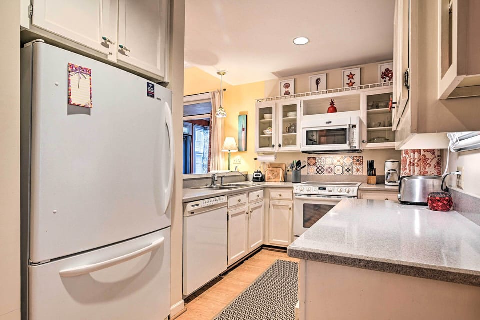 Kitchen | Fully Equipped w/ Cooking Basics