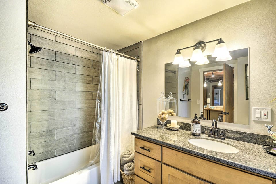 Full Bathroom | Towels Provided