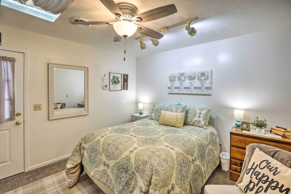 Bedroom | Queen Bed