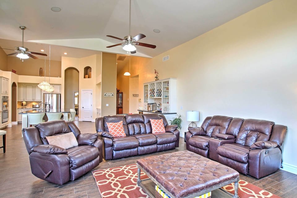 Living Room | Smart TV | Gas Fireplace