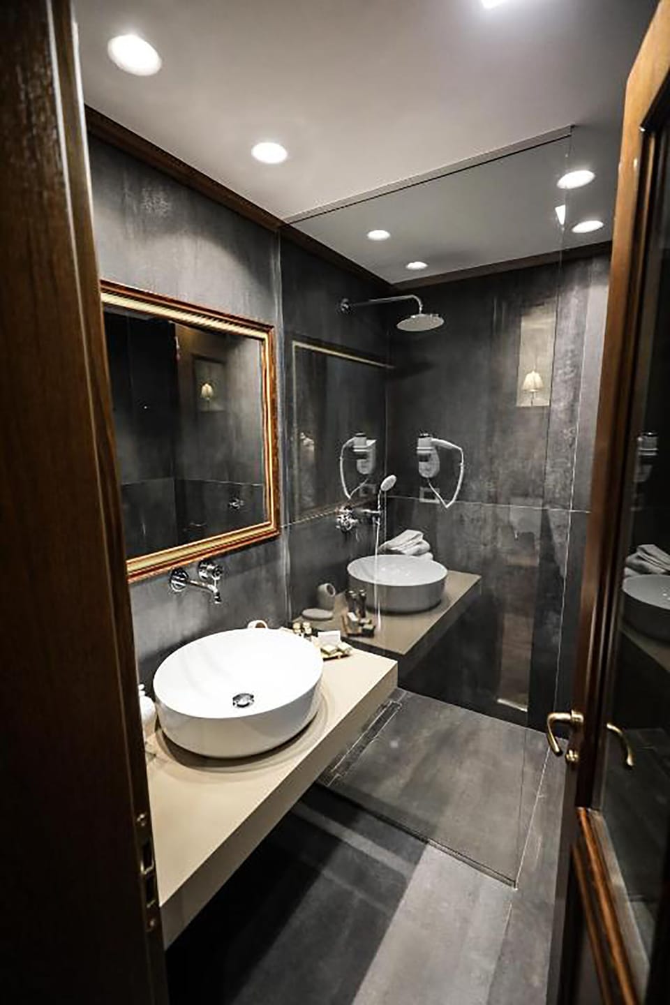 Duplex Quadruple Room | Bathroom | Hair dryer, bidet, towels, soap