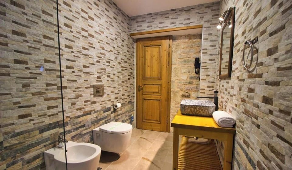 Bathroom | Free toiletries, slippers
