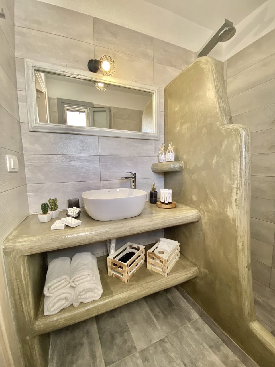 Honeymoon Suite, Oceanfront | Bathroom | Hydromassage showerhead, designer toiletries, hair dryer, bathrobes