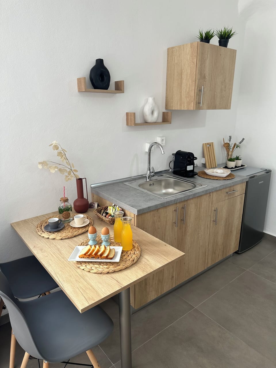 Design Suite (Basement) | Private kitchen | Fridge, espresso maker, coffee/tea maker, electric kettle