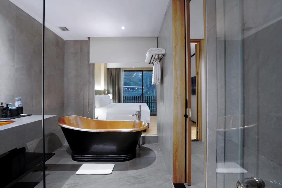 Executive Suite Pool View | Bathroom | Free toiletries, hair dryer, towels, soap