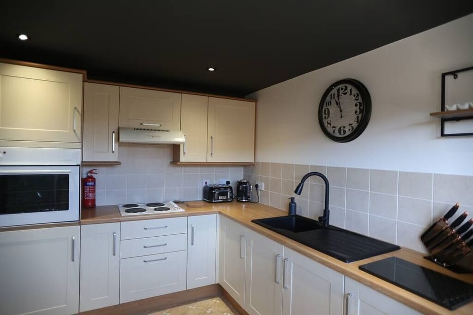 fully equipped kitchen in 1 bed holiday home