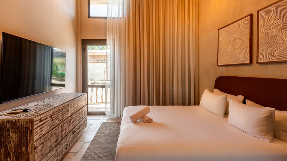 Deluxe Gallery Room | Desk, WiFi (free), bed sheets