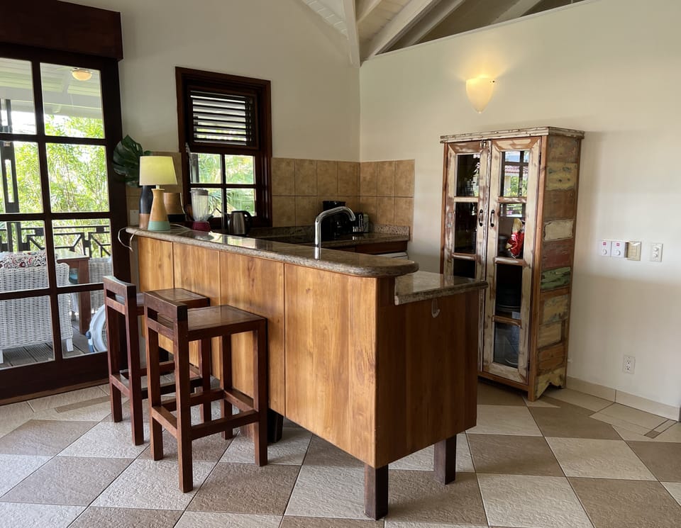 Woonkamer en open keuken
Living room and open-plan kitchen