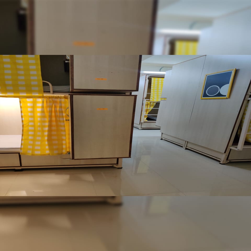 5 bedrooms, laptop workspace, bed sheets