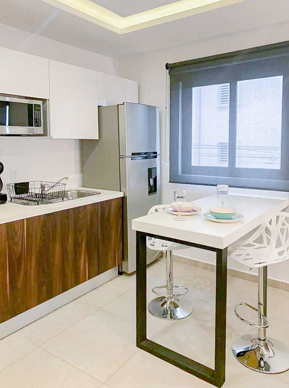 Spacious kitchen with table and chairs, an inviting space for mealtime in Playa del Carmen