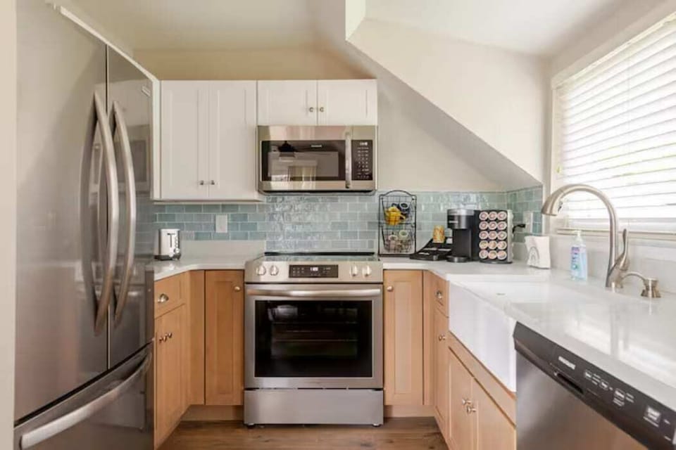 Full kitchen with all essentials