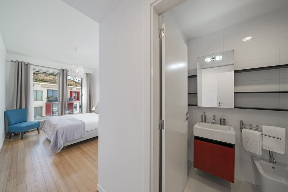Suite with double bed and plenty of natural light. Private bathroom with bathtub, hairdryer and towels.