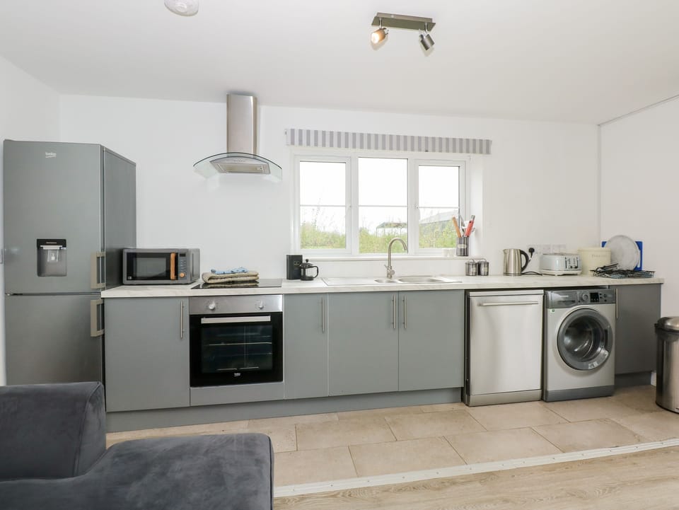 Cottage | Private kitchen | Fridge, microwave, dishwasher, electric kettle