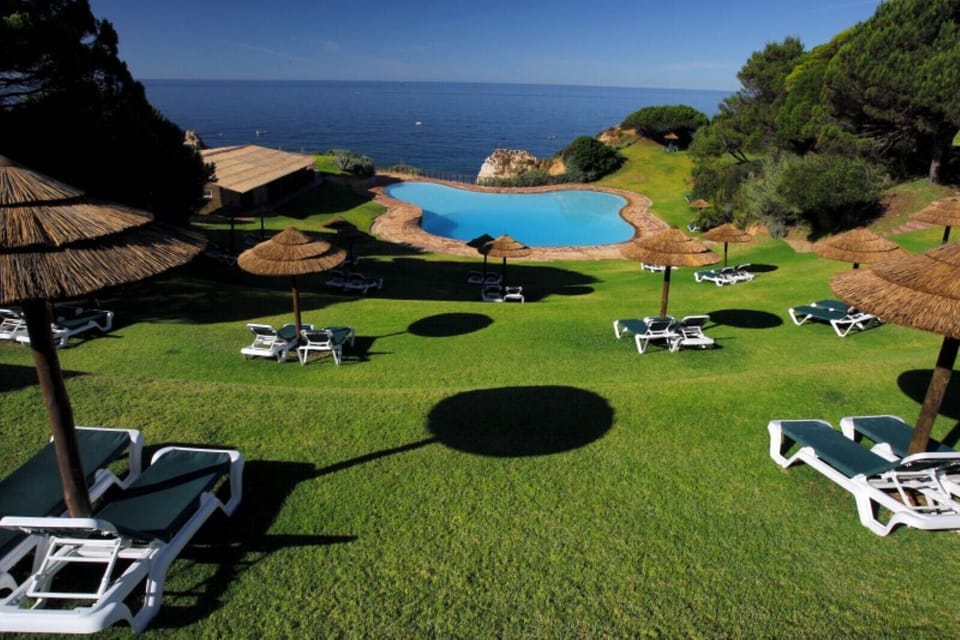 Casa Pastrano has a communal pool for the entire complex directly above the beach. From the sun loungers on the adjacent lawn, you have a wonderful view of the pool and the sea.