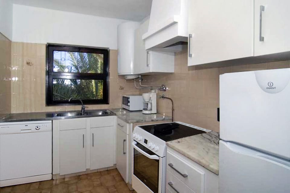 Villa Beatriz: The property is equipped with a bright kitchen that offers all the essential amenities for a successful holiday: Coffee maker, microwave, dishwasher, electric cooker and oven and a fridge with separate freezer compartment.