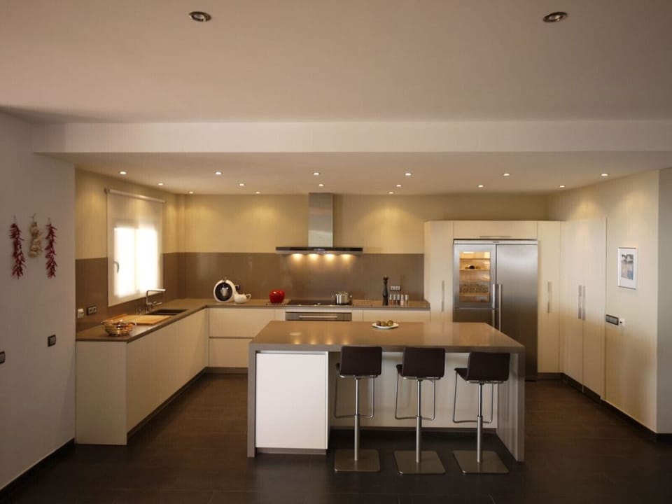 The modern kitchen in Casa Aurora is very well equipped. In addition to the usual features such as a fridge, large oven, dishwasher and induction hob, there is even a wine cooler.