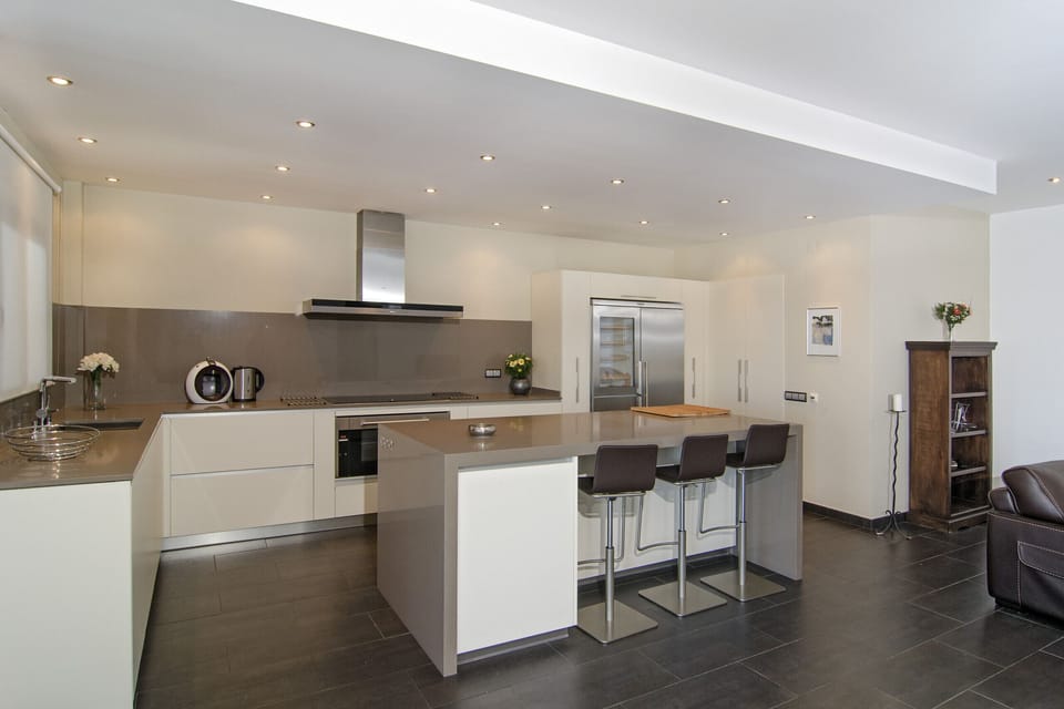 The kitchen at Casa Aurora is also equipped with an island. A counter with high chairs is integrated there.