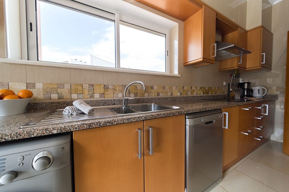 The front kitchen area in Quinta Marina has a cooker, dishwasher and sink. A large work surface is perfect for preparing meals. There is also a coffee maker and a kettle.