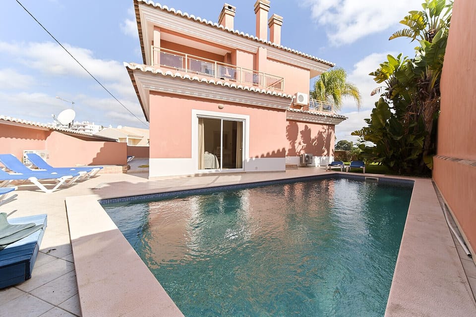 Pool with sun loungers on the terrace in front of Quinta Marina