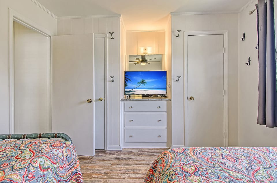 Alt Queen & Twin room facing Palmetto 