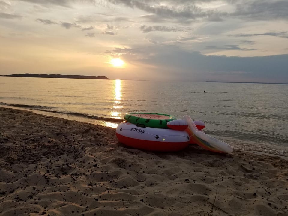 10-15 min walk to Lake Michigan beaches